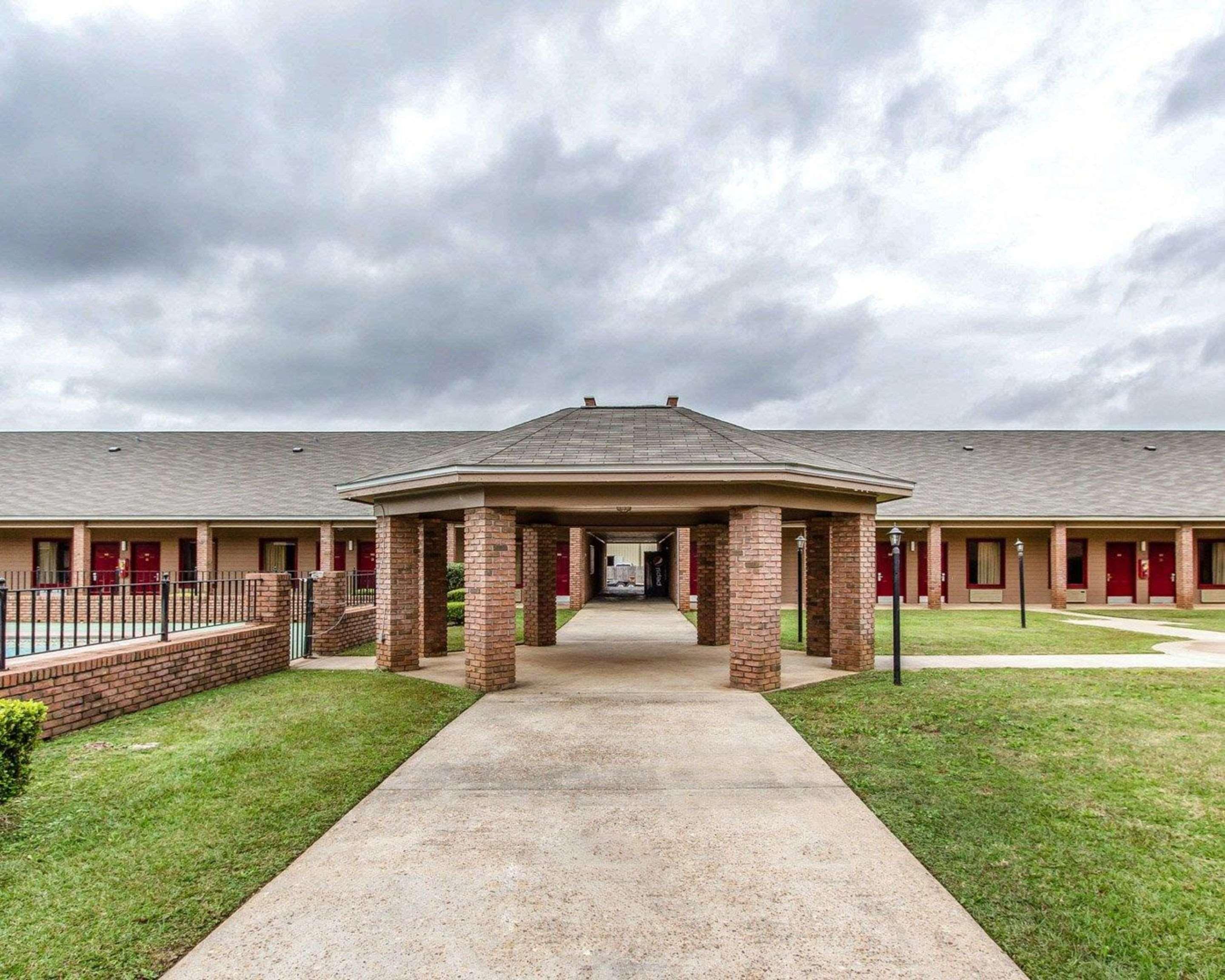 Econo Lodge Inn & Suites Enterprise Exterior photo