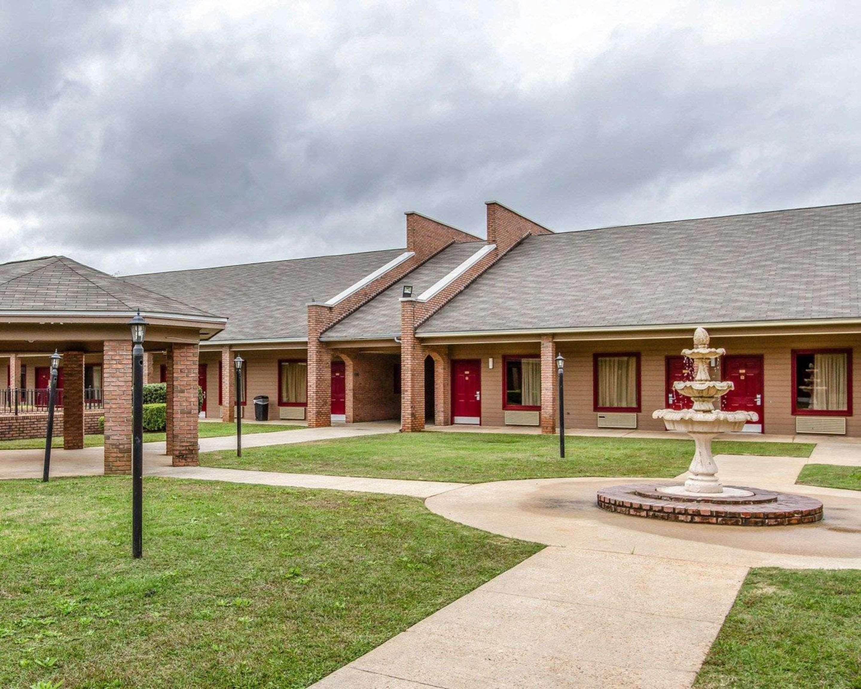 Econo Lodge Inn & Suites Enterprise Exterior photo