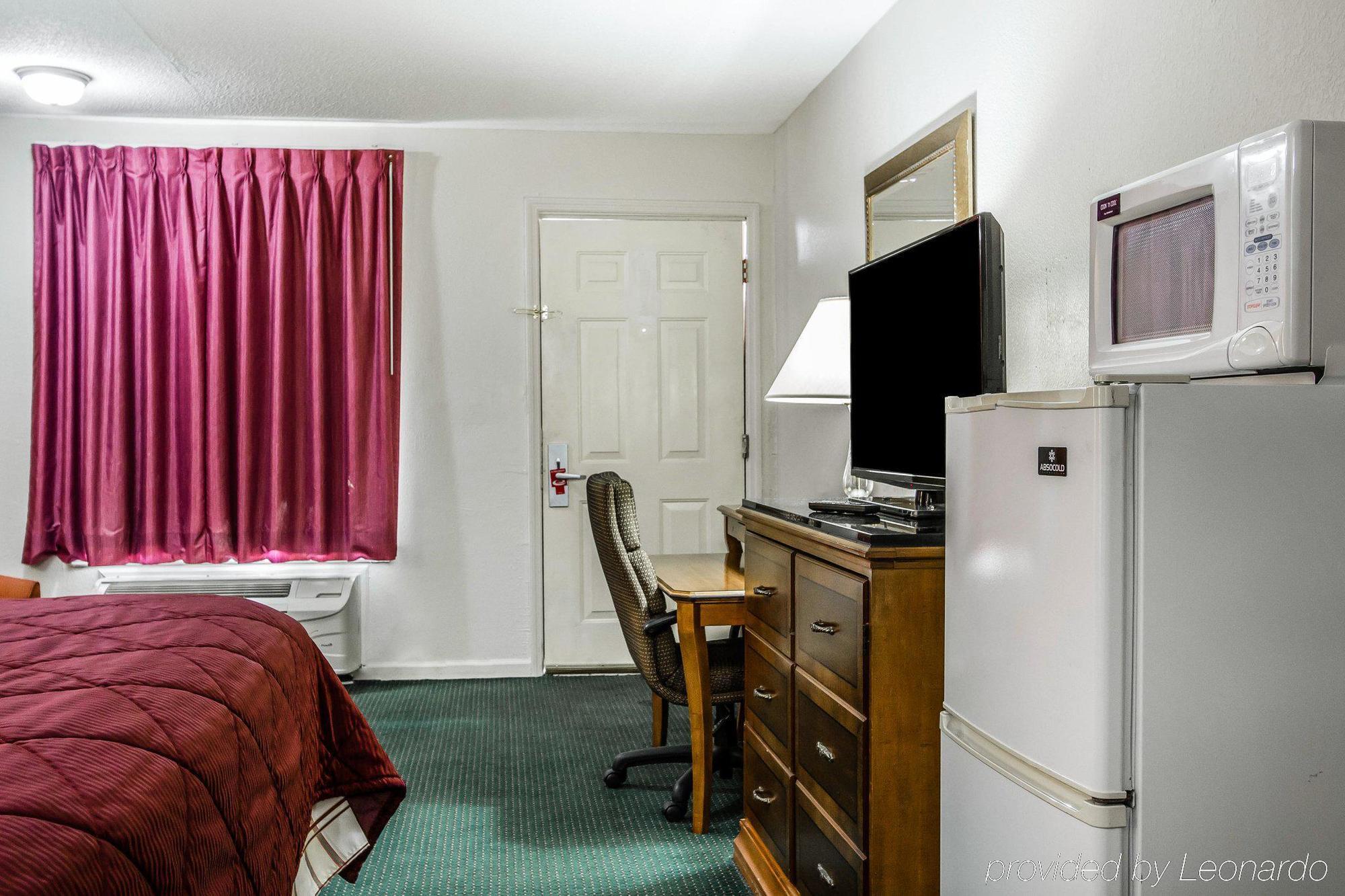 Econo Lodge Inn & Suites Enterprise Exterior photo